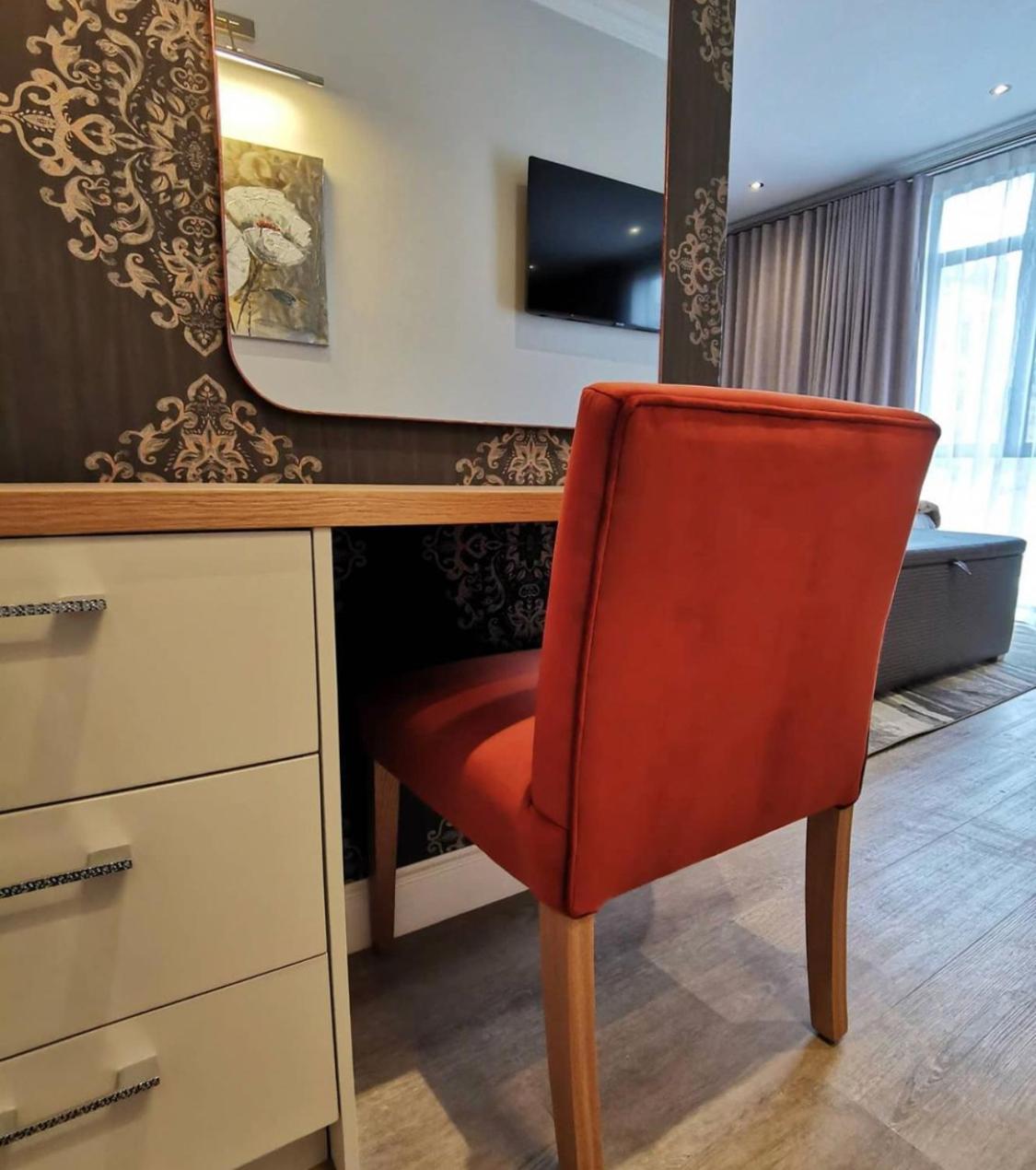 Alluvia Boutique Winery & Luxury Accommodation Stellenbosch Room photo A chair
