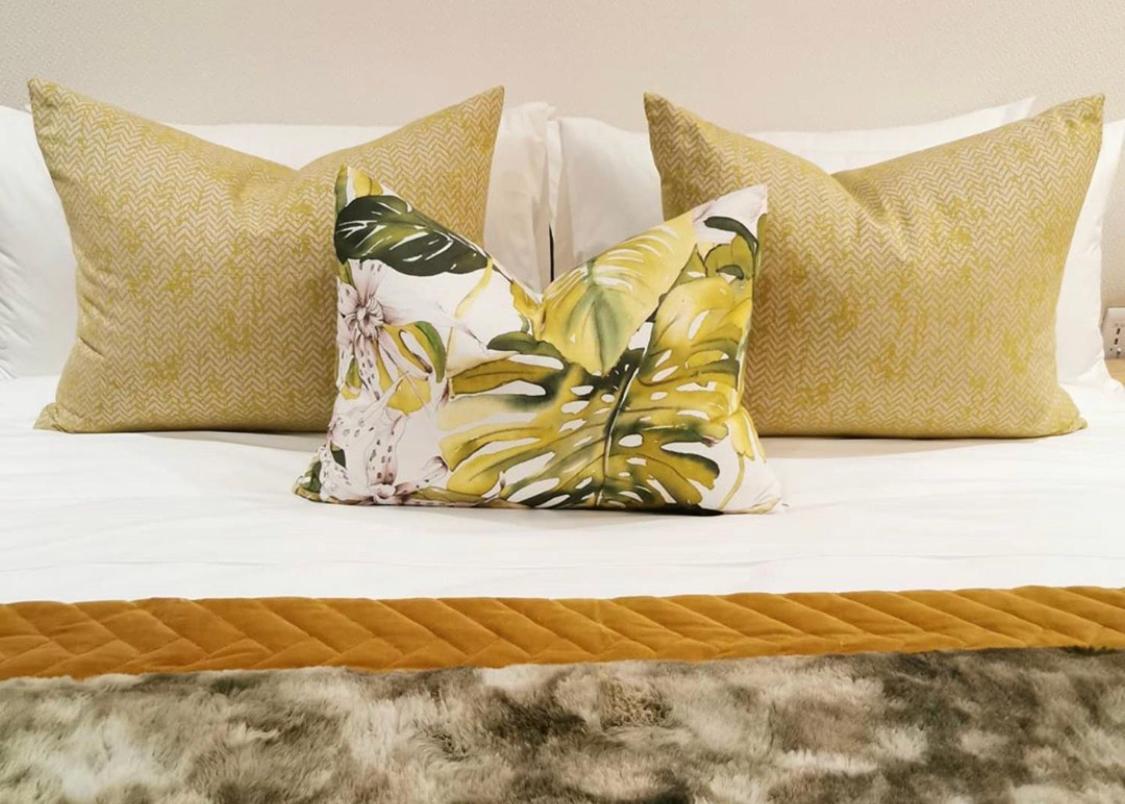 Alluvia Boutique Winery & Luxury Accommodation Stellenbosch Room photo A bed with decorative pillows