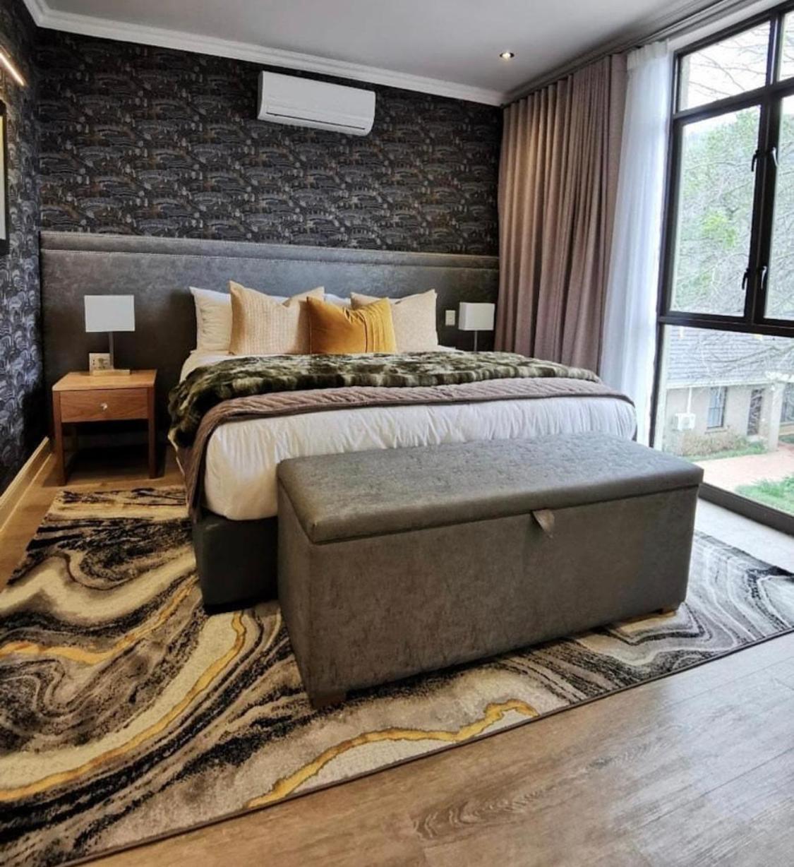 Alluvia Boutique Winery & Luxury Accommodation Stellenbosch Room photo A bedroom with a storage bench