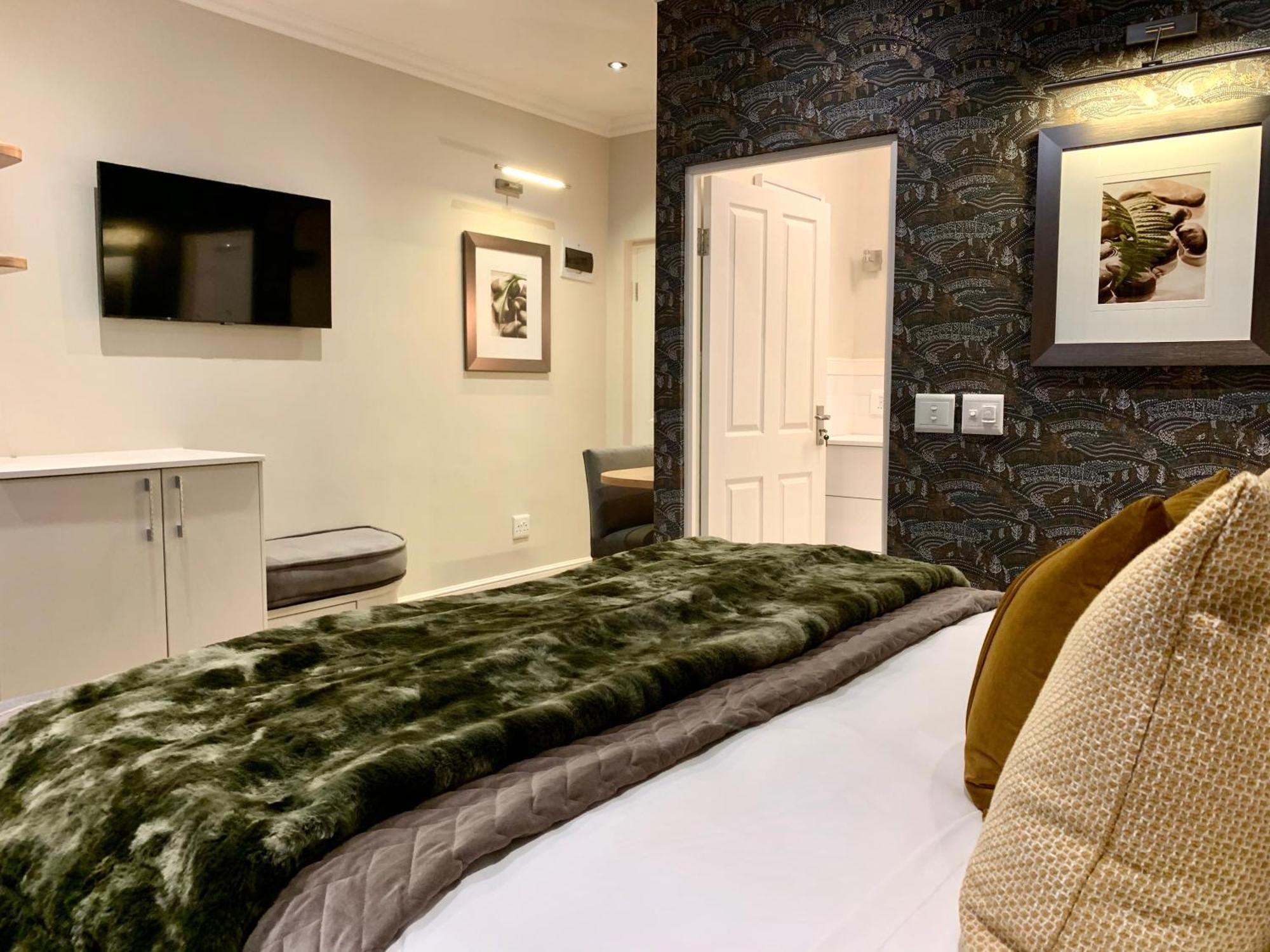 Alluvia Boutique Winery & Luxury Accommodation Stellenbosch Room photo A bedroom at the hotel